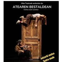 'Atearen bestaldean'