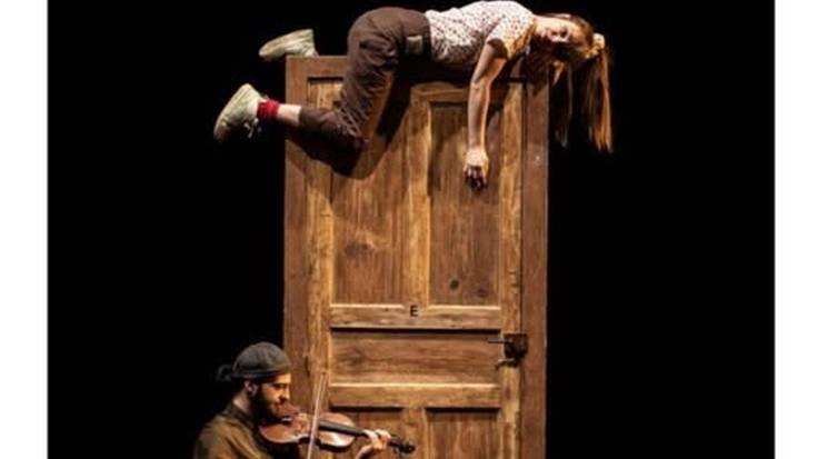 'Atearen bestaldean'