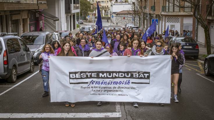 Feminismotik beste mundu bat eraikitzeko deia luzatu dute Aiaraldeko kale eta plazetatik