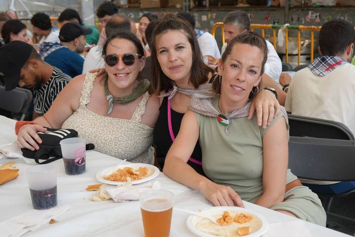 Ehunka lagunek egin dute bat 7 1755423003796