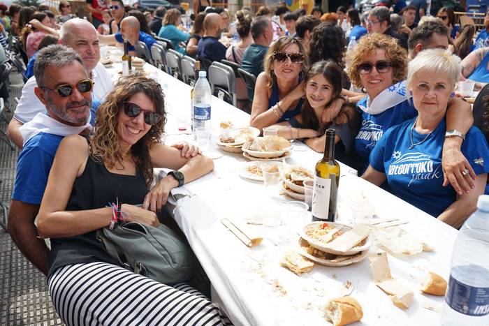 Ehunka lagun bildu ditu Lati 42 1758394295453