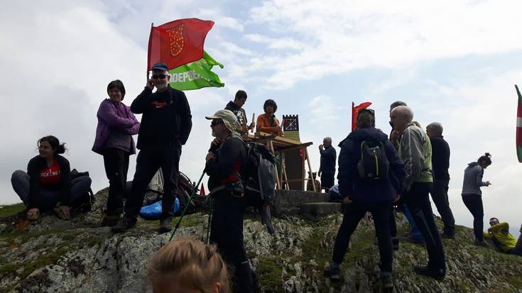 Untzuetako "nafar" gazteluaren historia gogora, martxa bidez