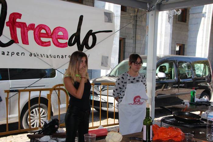 Gazte ugari batu zituen Inde 20 1508073864340