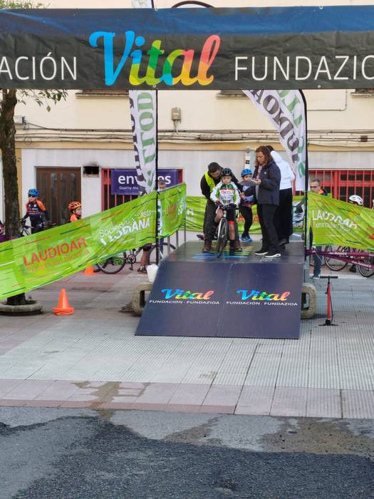 Txirrindulari gazteek erloju 20 1771856168026