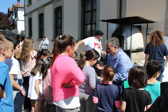 Haurrek egindako txorizo opilak antzinako labean erre zituzten