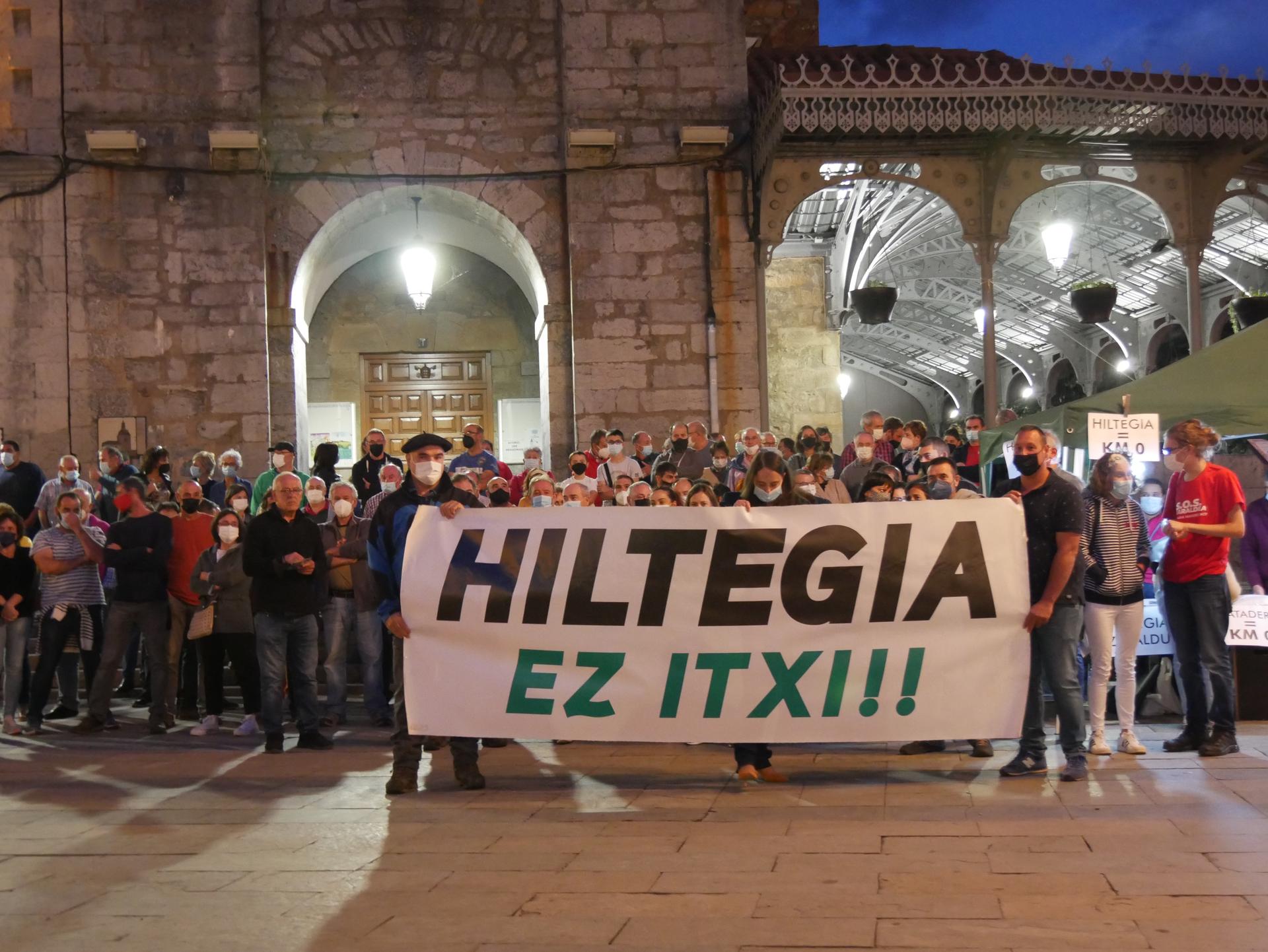Udal hiltegiaren itxieraren aurka protesta egin zuten eskualdeko abeltzainek
