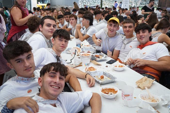 Jendetza batu da kuadrillen  52 1756402129843