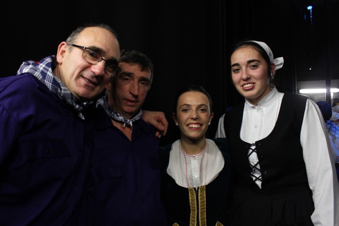 Eskualdeko ehundik gora dantzari eta musikarik koloreztatu zuten Amurrio Antzokiko oholtza - 58