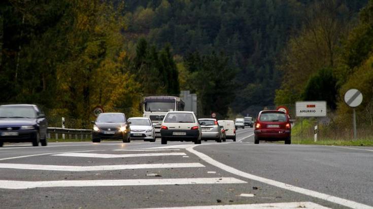 Pertsona bi zauritu dira lau autoren artean jazotako talka baten ondorioz