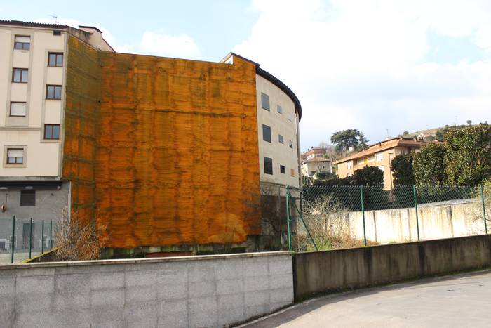Mural bat egingo dute udaletxearen atzeko paretan, tokiko merkataritza sustatzeko