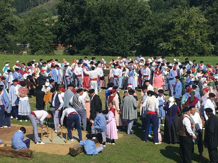 300 lagunek hartu dute parte Jose Arrueren margolanaren antzezpenean - 1