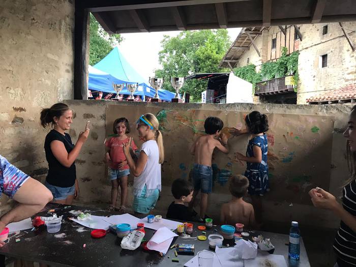 Lagun giroan ospatu dute Lar 11 1565282119143