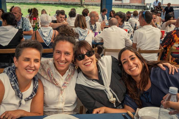 Ehunka lagun bildu dituzte j 55 1757018485176