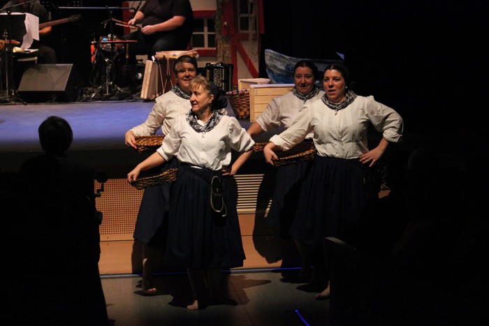 Eskualdeko ehundik gora dantzari eta musikarik koloreztatu zuten Amurrio Antzokiko oholtza - 74