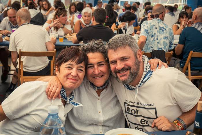 Ehunka lagun bildu dituzte j 88 1757018567395