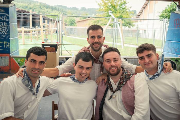 Ehunka lagun bildu dituzte j 123 1757018680064