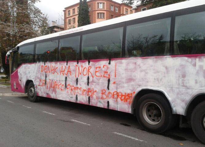 Autobus baten pintaketa aldarrikatu dute Sevillako presoen egoera salatzeko