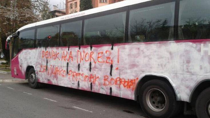 Autobus baten pintaketa aldarrikatu dute Sevillako presoen egoera salatzeko