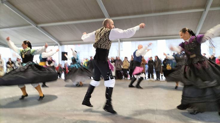 Herrien arteko folklore jaialdiak dantzak eraman zituen Foru Plazara