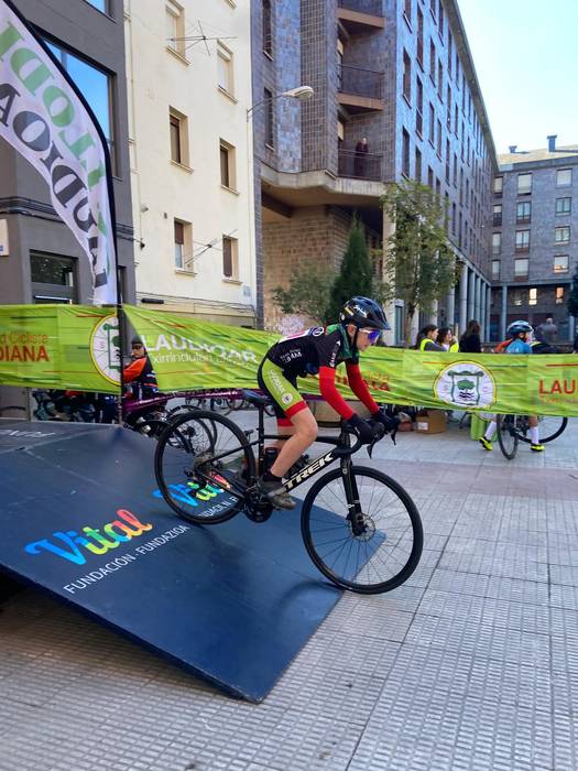 Txirrindulari gazteek erloju 32 1771856204375