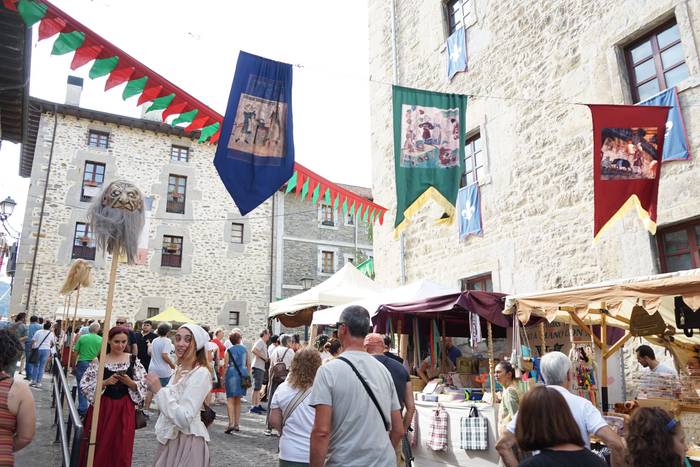 Jendez beteta itzuli da Artz 12 1758400030422