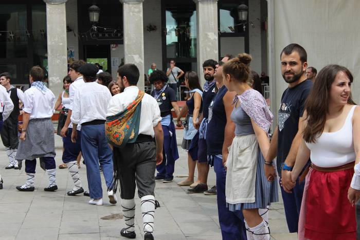 Sokatik tiraka itzuli dira j 38 1503500550019