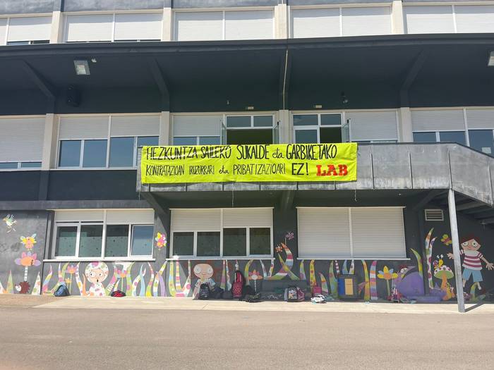 Mendiko Eskolako sukaldeko langileek protesta abiatu dute, Eusko Jaurlaritzak lankide bat gutxiagorekin utzi ostean