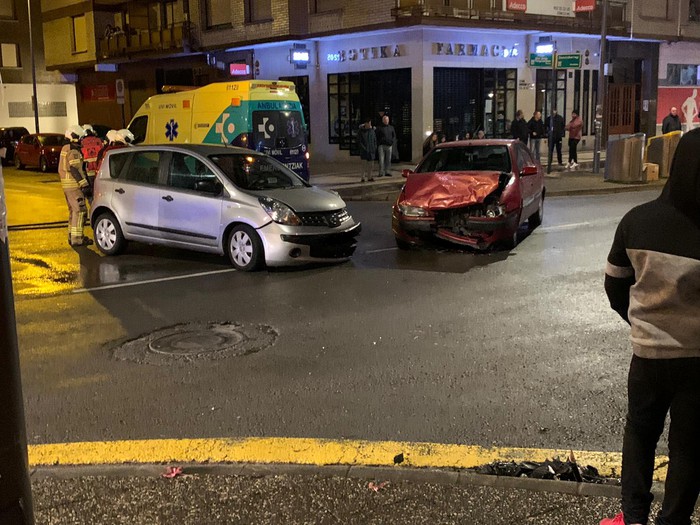 Bi zauritu egon dira Zumalakarregin gertatutako auto istripuan