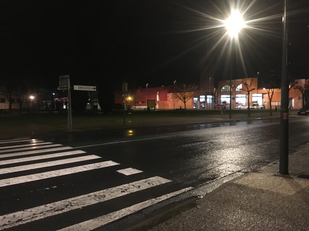 Auto batek oinezko bat harrapatu du suhiltzaile parkearen parean