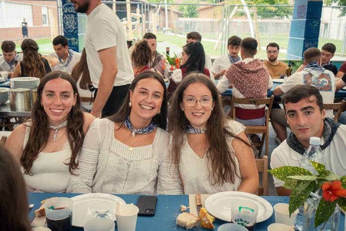 Ehunka lagun bildu dituzte j 107 1757018633513