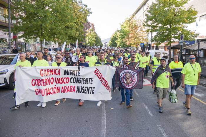 Bileratik altxatu da Maderas de Llodioko zuzendaritza, langileen eskakizunei "ezezko borobila" emanda