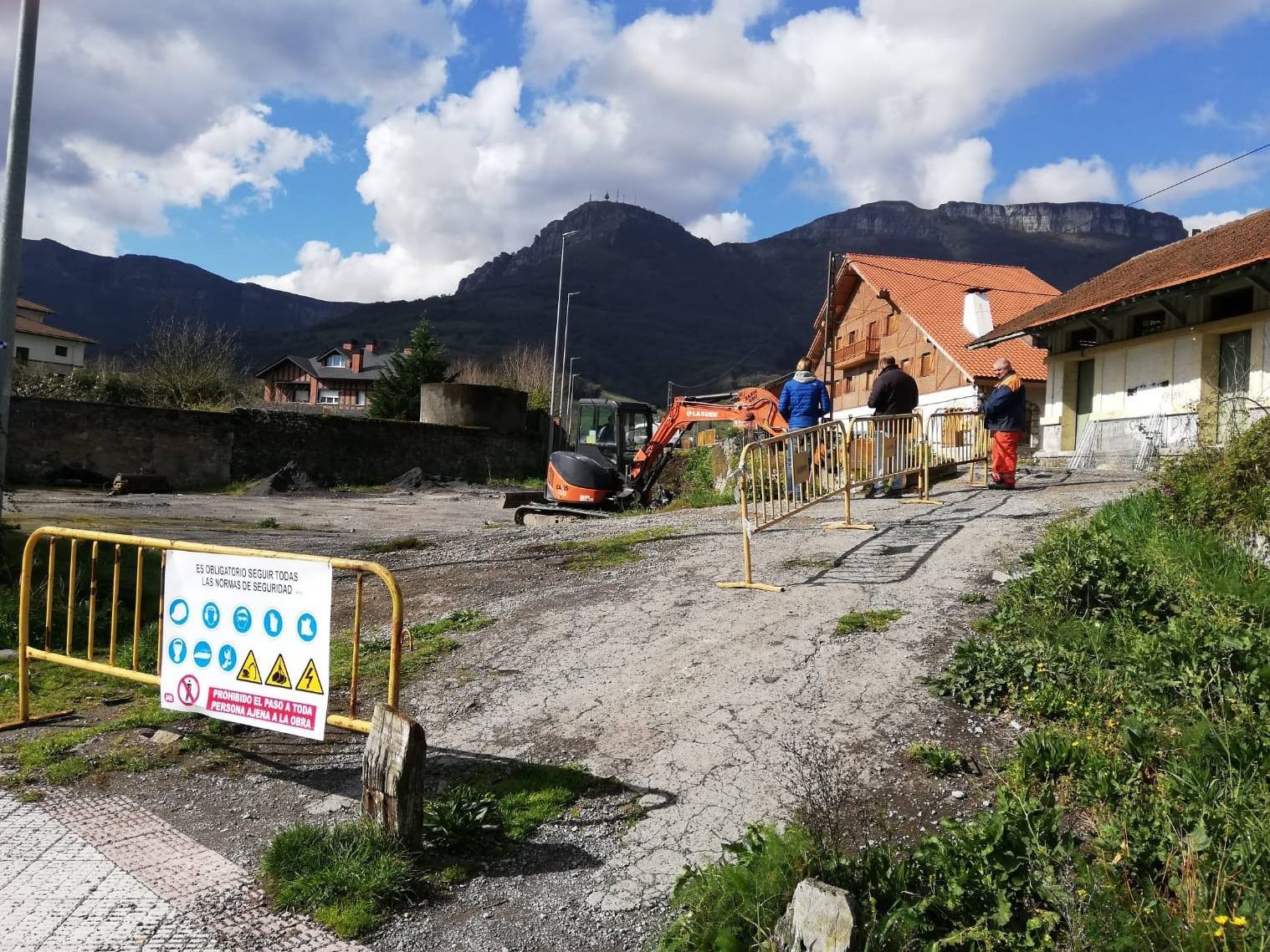 Tren geltokirako bidea berritzen hasi da Urduñako Udala