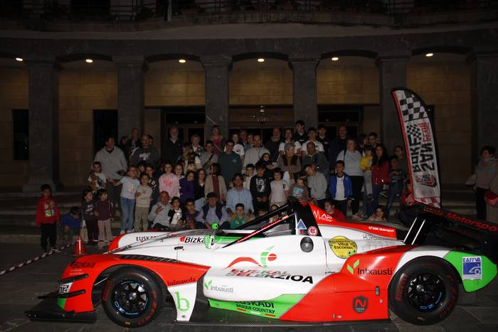 Joseba Iraolaren esperientziek eta ibilgailuak liluratu zituzten motorzaleak ostiralean