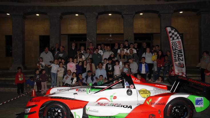 Joseba Iraolaren esperientziek eta ibilgailuak liluratu zituzten motorzaleak ostiralean