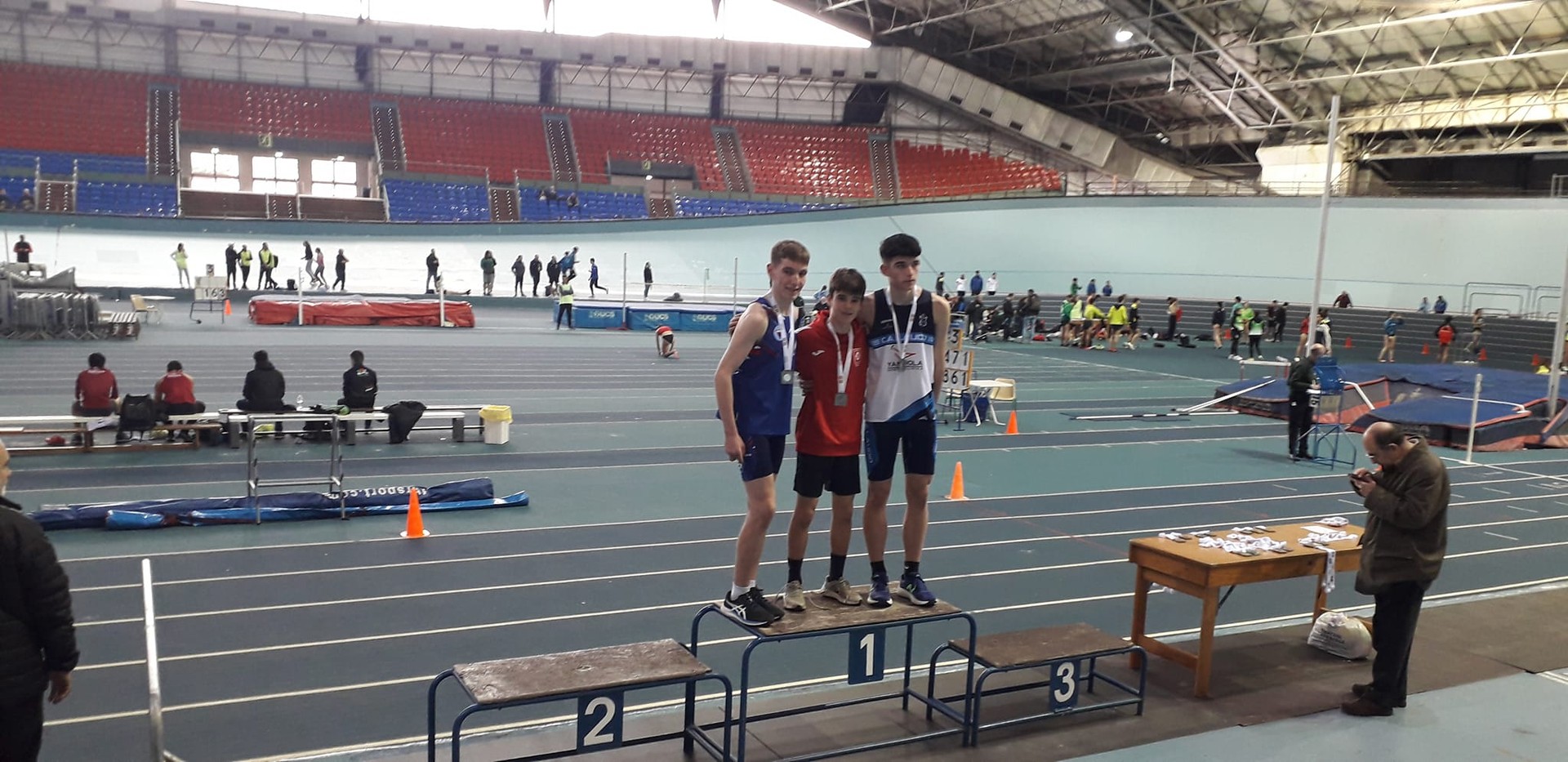 Anoetako Belodromoan izan dira Laudio Atletismo Taldeko gazteak asteburuan