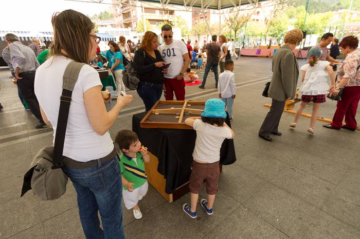 Ehunka dantzari eta ikusle b 44 1524466383086