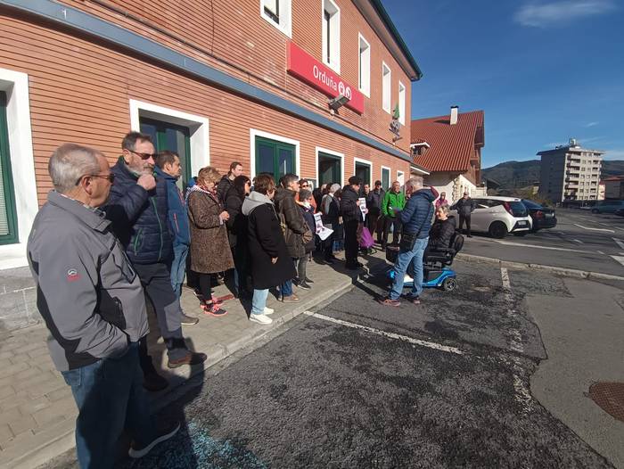 Tren-zerbitzu irisgarri bate 8 1764606132006