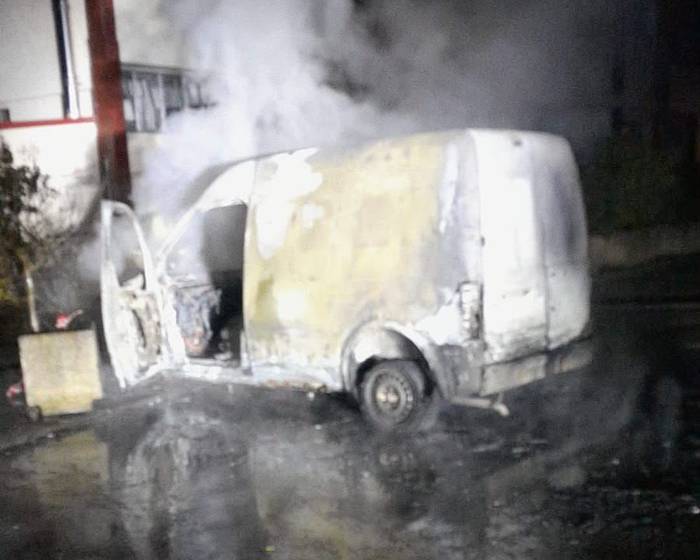 Auto batek su hartu du Artziniegako Igerilekuetako aparkalekuan