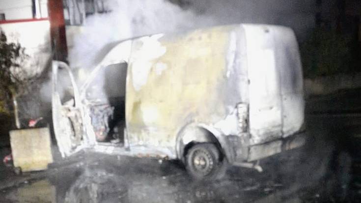 Auto batek su hartu du Artziniegako Igerilekuetako aparkalekuan