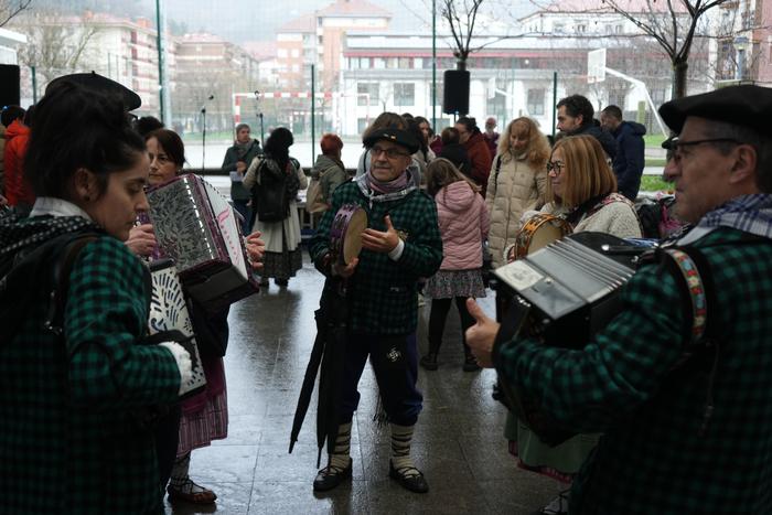 Olentzero eta Mari Domingi 1 3 1766581576435