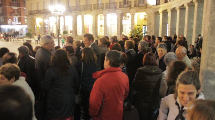 Ehunka lagun bildu dira esku 6 1489000952531