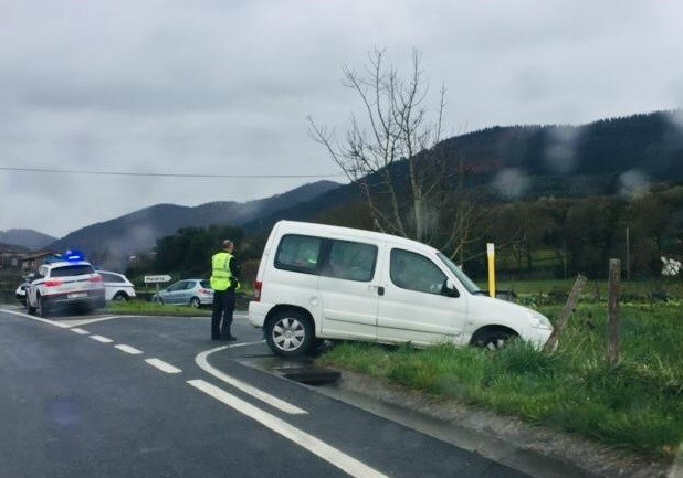 Auto bat atera da errepidetik Orozkoko sarreran