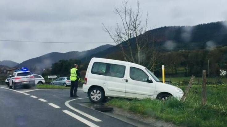 Auto bat atera da errepidetik Orozkoko sarreran