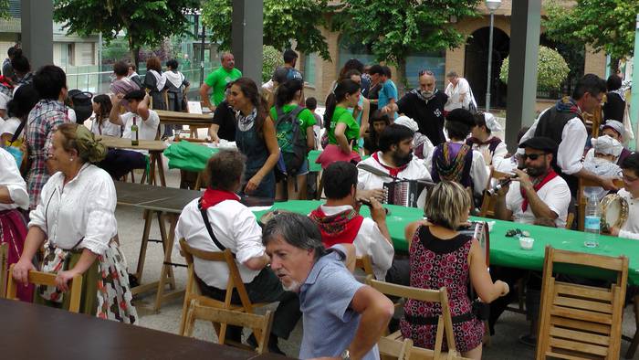 Dantza taldeak taldeak izan  178 1496056732761