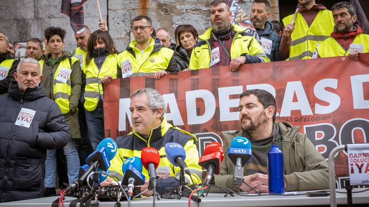 Kaleratutako langile guztiak "berehala berronartu ditzala" exijitu diote Maderas de Llodioko langileek zuzendaritzari