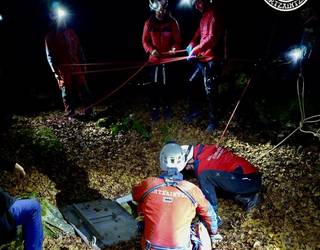Ertzaintzako Zaintza eta Erreskate Unitatea mobilizatu zuten atzo Ponatan espeleologia talde bat topatzeko