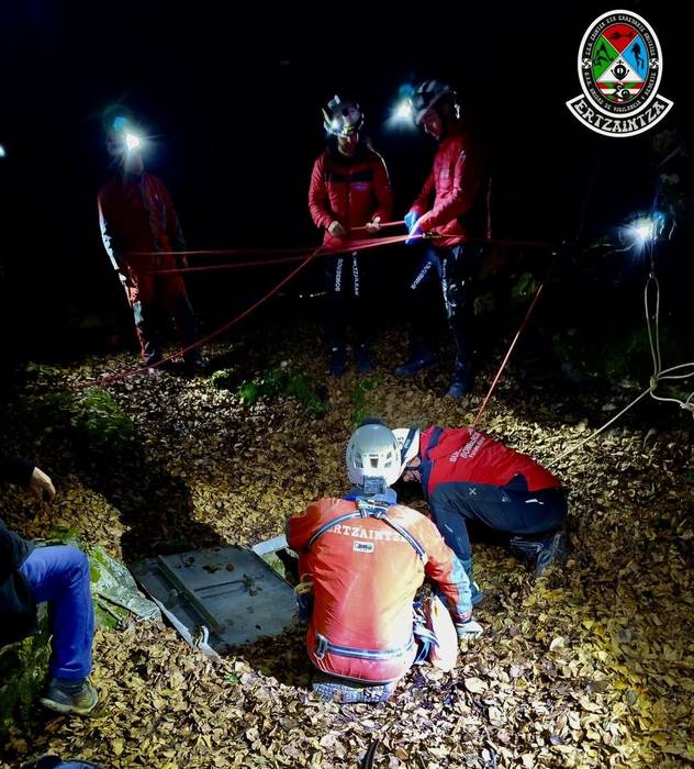 Ertzaintzako Zaintza eta Erreskate Unitatea mobilizatu zuten atzo Ponatan espeleologia talde bat topatzeko