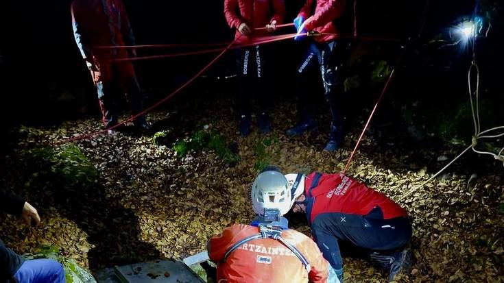 Ertzaintzako Zaintza eta Erreskate Unitatea mobilizatu zuten atzo Ponatan espeleologia talde bat topatzeko
