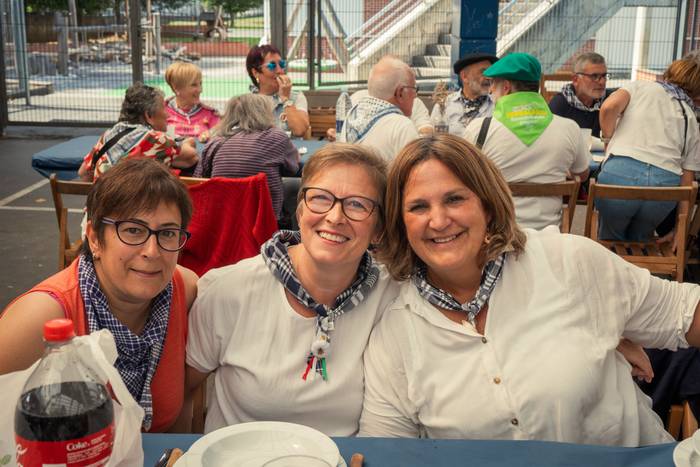 Ehunka lagun bildu dituzte j 52 1757018478130