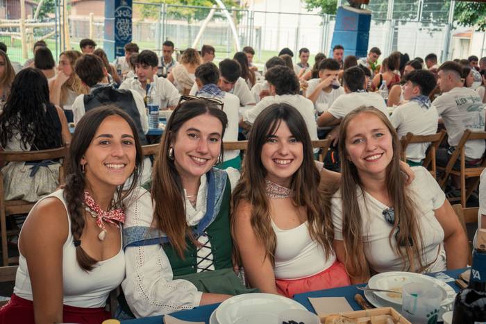 Ehunka lagun bildu dituzte j 108 1757018632390